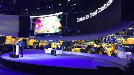 在美国拉斯维加斯举行的ConExpo 2020上，bt365的首席执行官帕特里克·科齐站在一个宽屏幕前的讲台上，屏幕上写着“bt365用于智能建设”