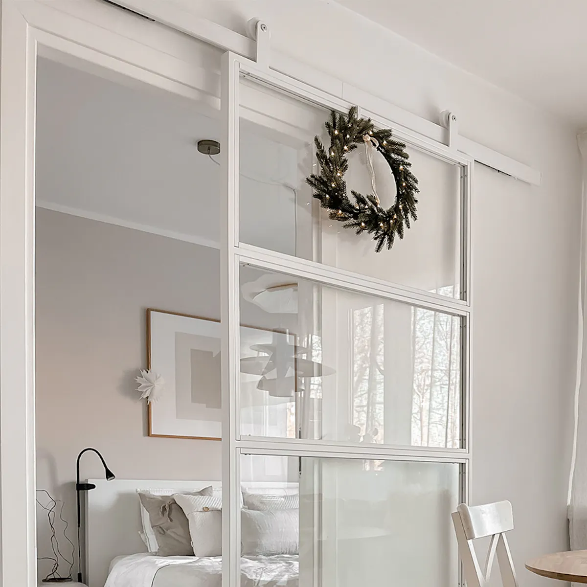 portes coulissantes en métal blanc avec verre transparent