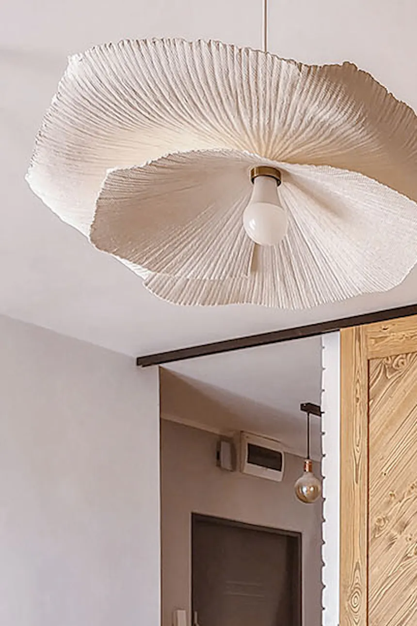 table en bois et porte en bois dans le salon aux murs blancs
