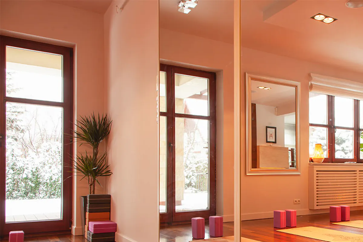 portes doubles avec miroir dans l'agencement d'un studio de yoga