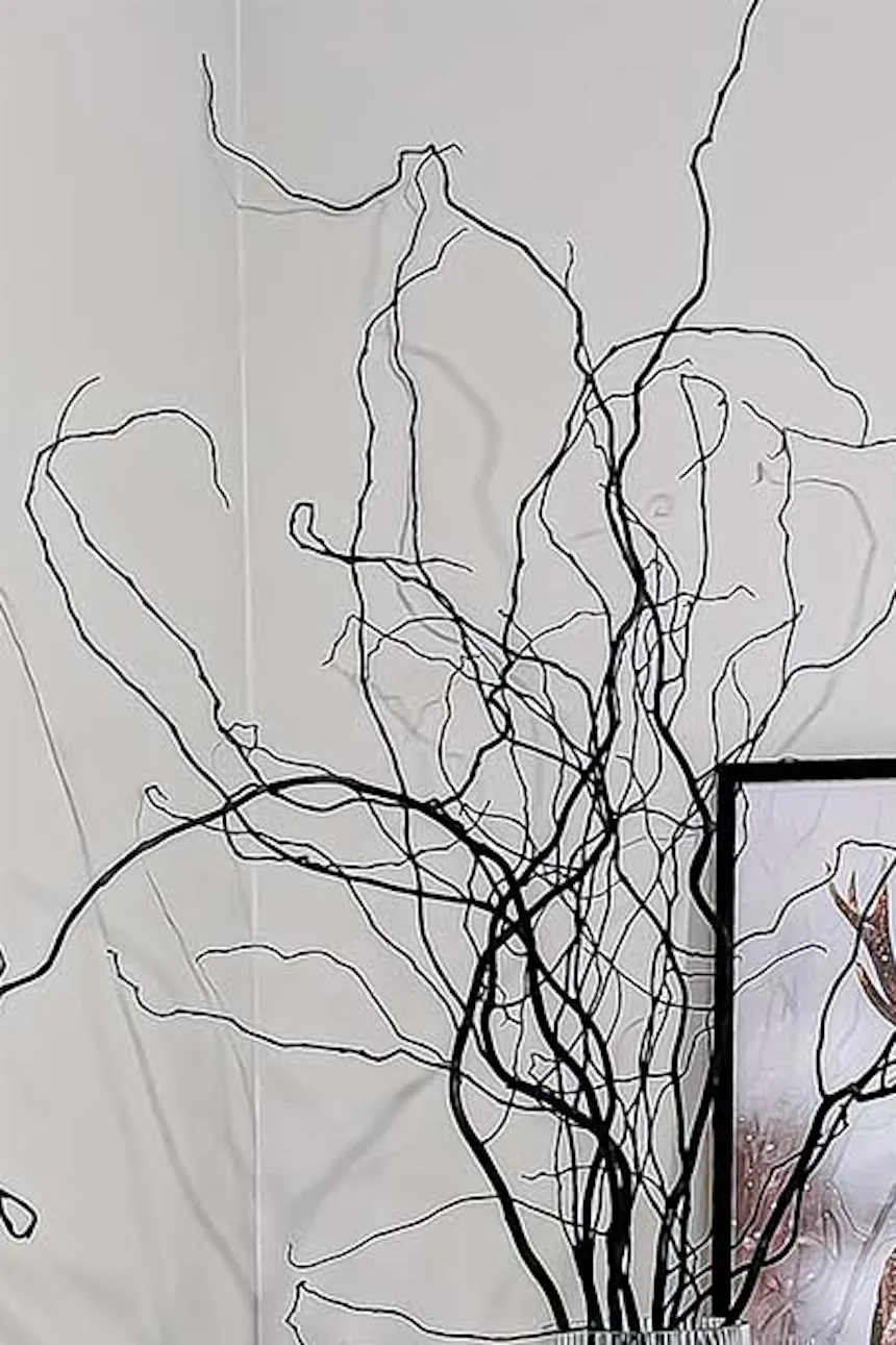 décorations sur la commode avec façades en rotin