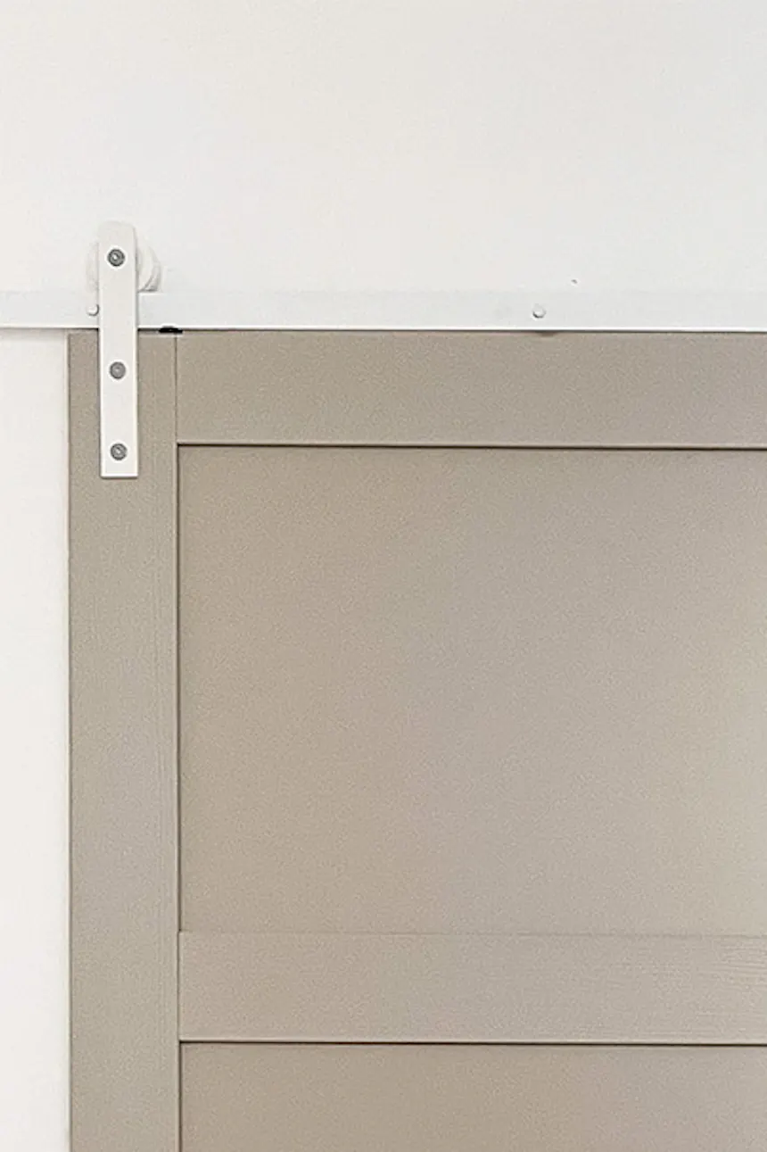 Pebble gray sliding door with white system and white handle