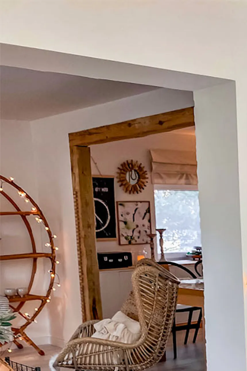 un îlot dans une cuisine aux murs blancs décoré dans un style scandi bohème