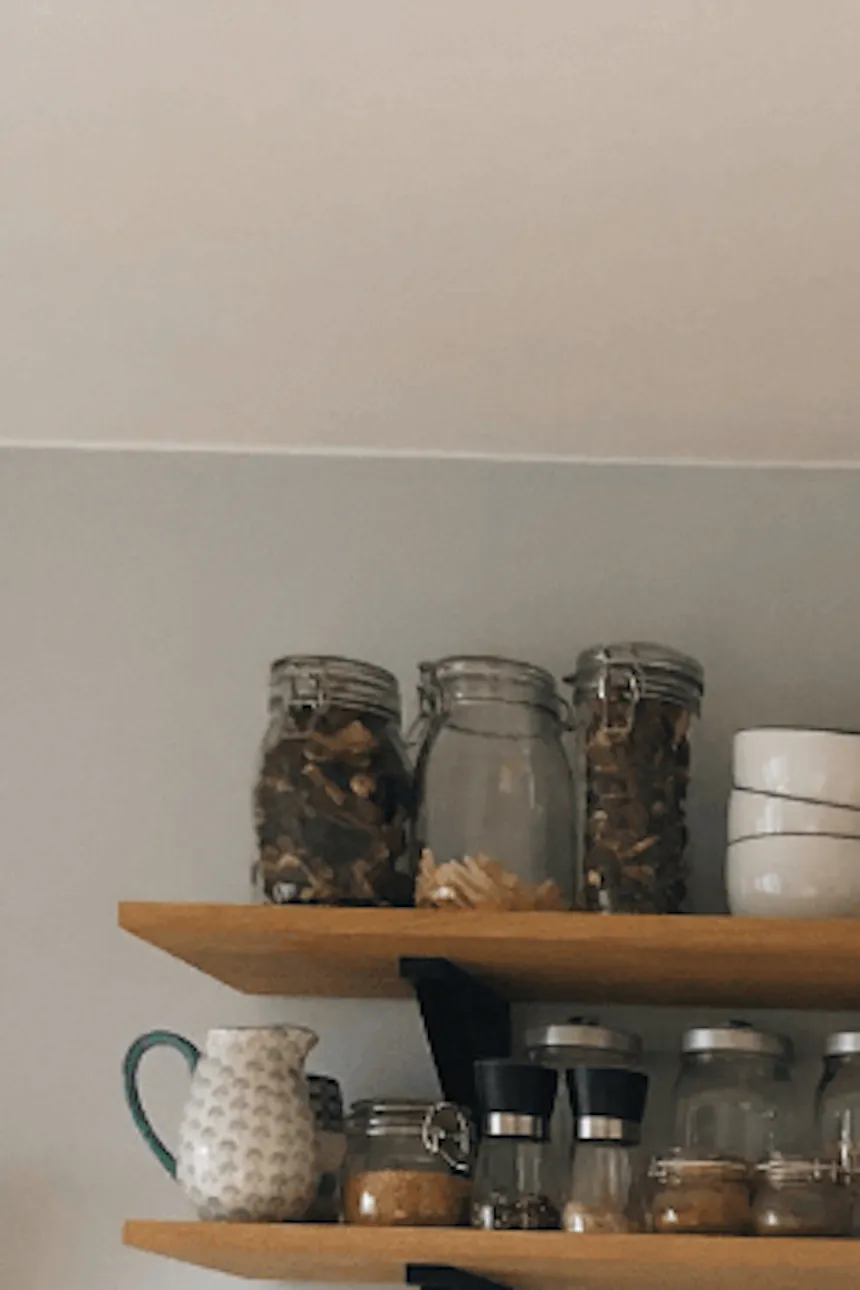 Cuisine scandinave décorée en blanc et bois