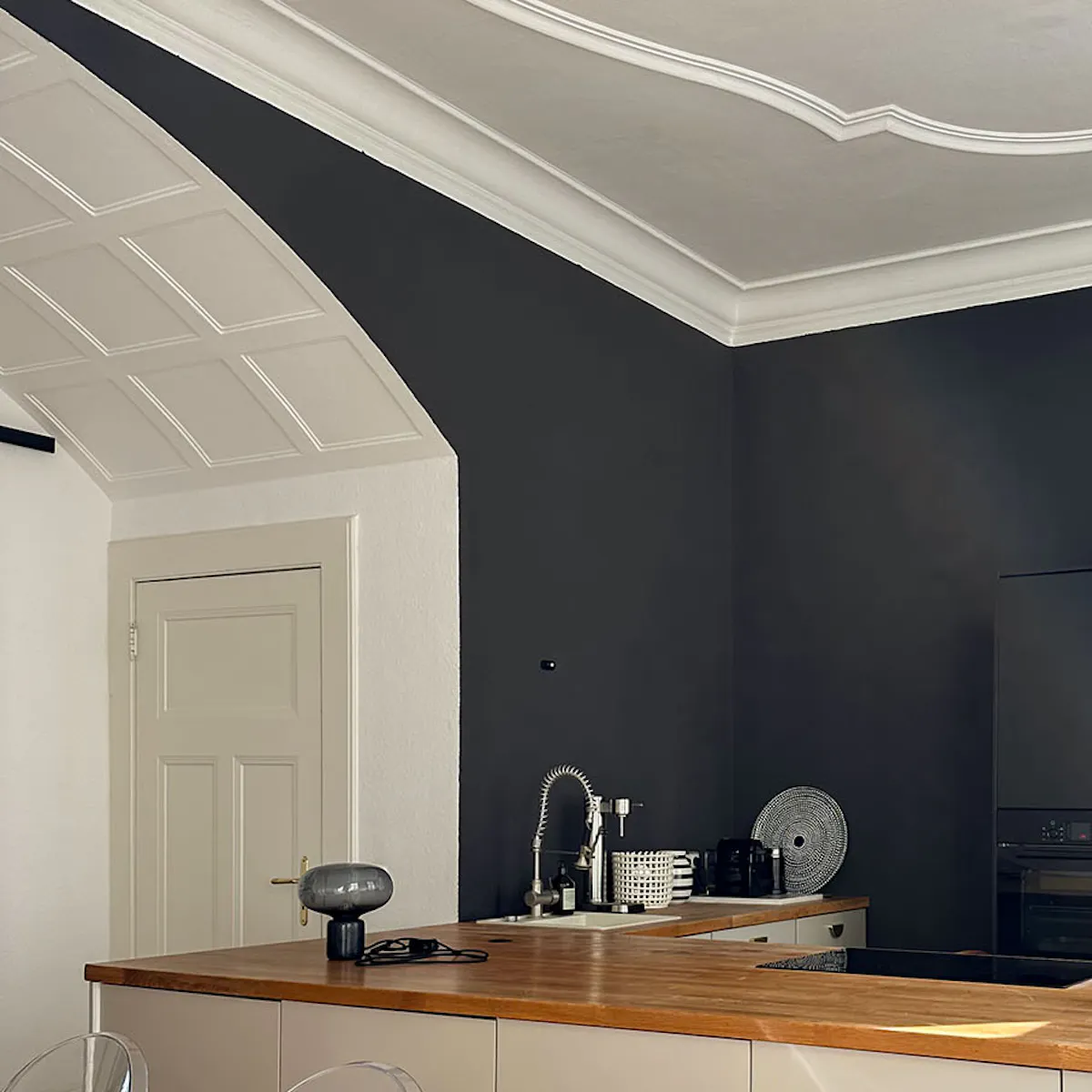 cuisine en noir et blanc dans une ancienne maison