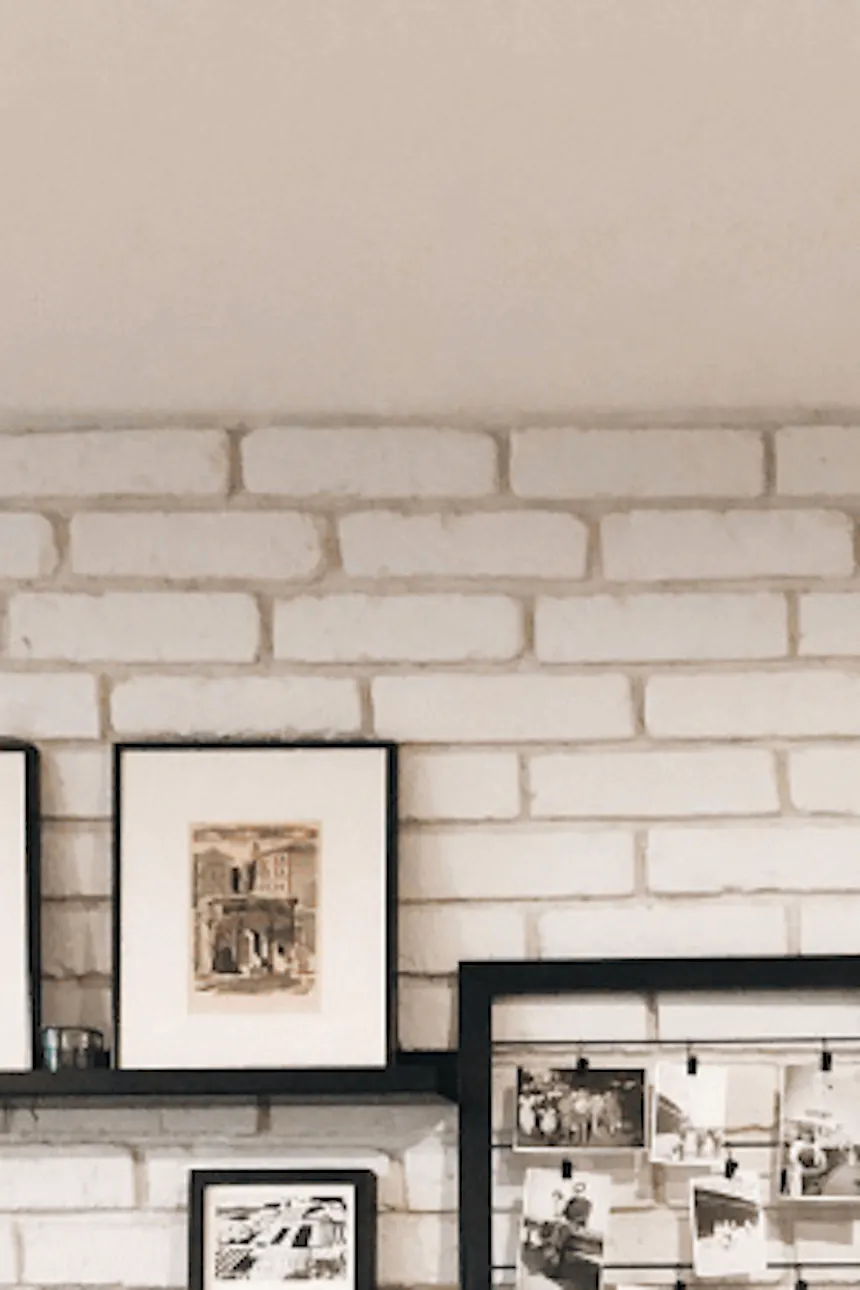une bibliothèque loft sur fond de mur de briques blanches dans le salon