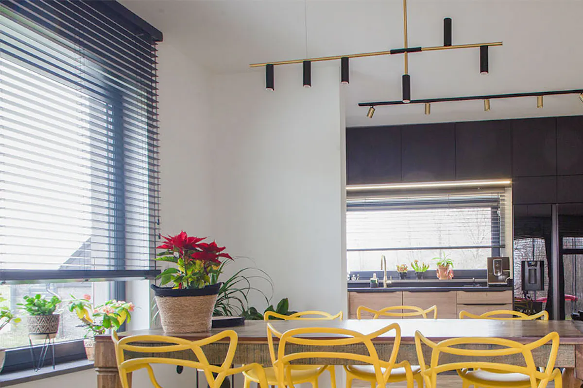 chaises jaunes à une table en bois dans un intérieur moderne