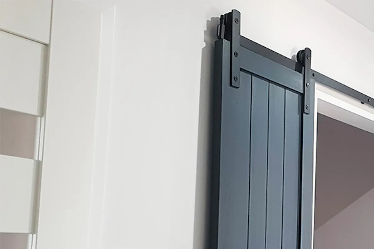 Double anthracite sliding doors in entryway of modern home