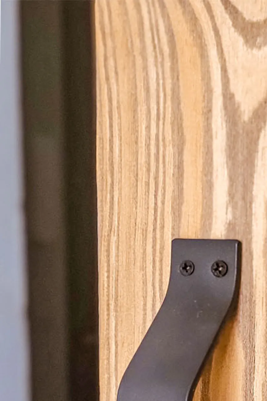 poignée noire sur porte en bois