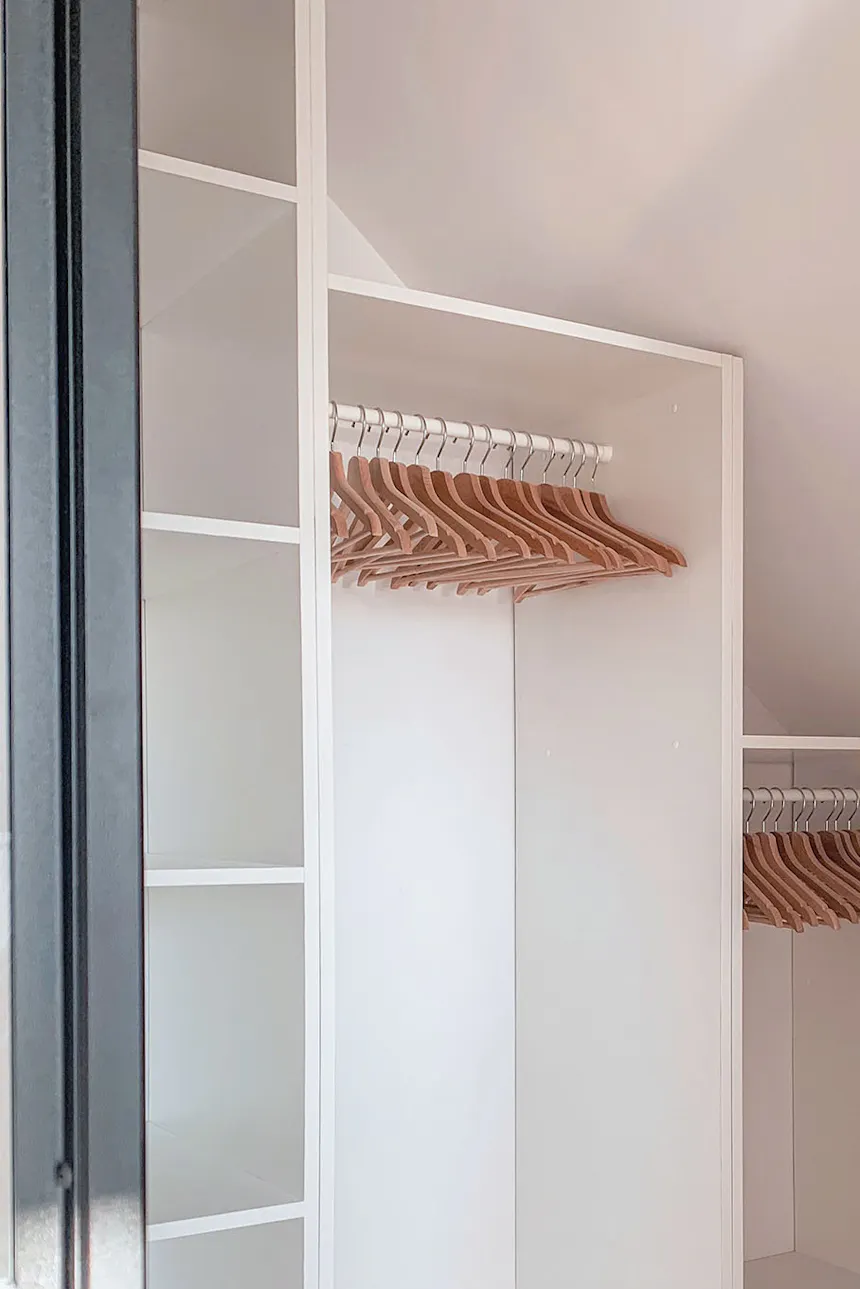 armoires blanches dans un petit dressing mansardé