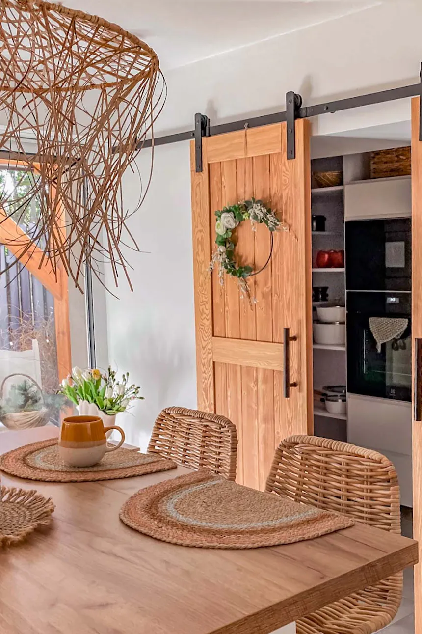 portes coulissantes fermant le renfoncement dans la cuisine avec appareils électroménagers et ustensiles de cuisine
