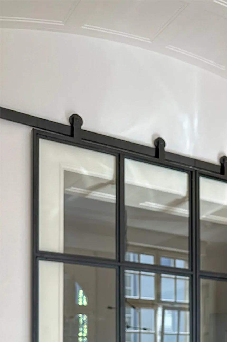 portes coulissantes fermées à deux vantaux avec verre dans un cadre métal