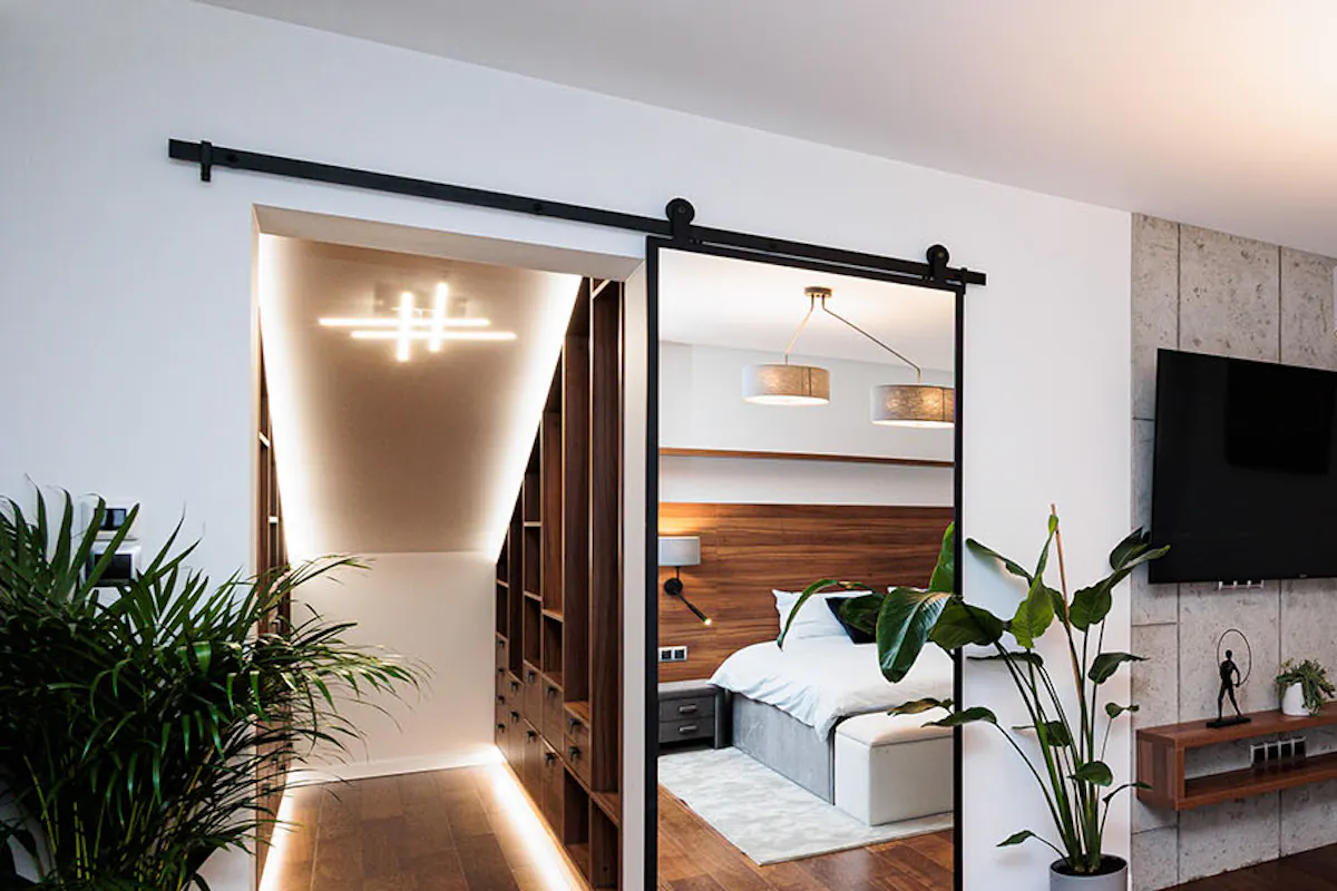 chambre de style hôtel avec une dressing et un grand miroir coulissant