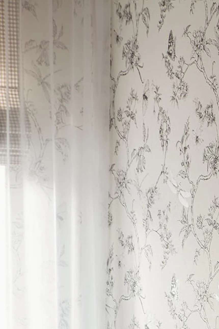 wallpaper with a floral motif on the wall in the bathroom