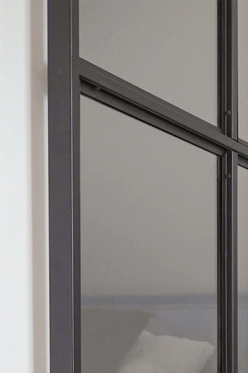 portes coulissantes en verre dans un cadre en métal noir à l'entrée de la dressing mansardée