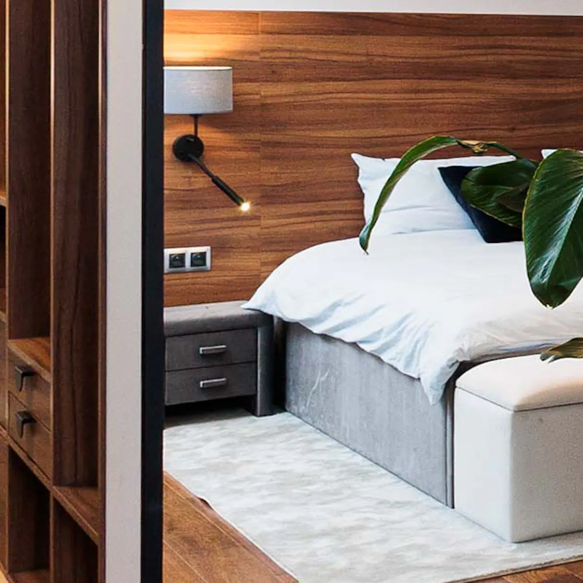 grand miroir dans un cadre métallique dans une chambre moderne