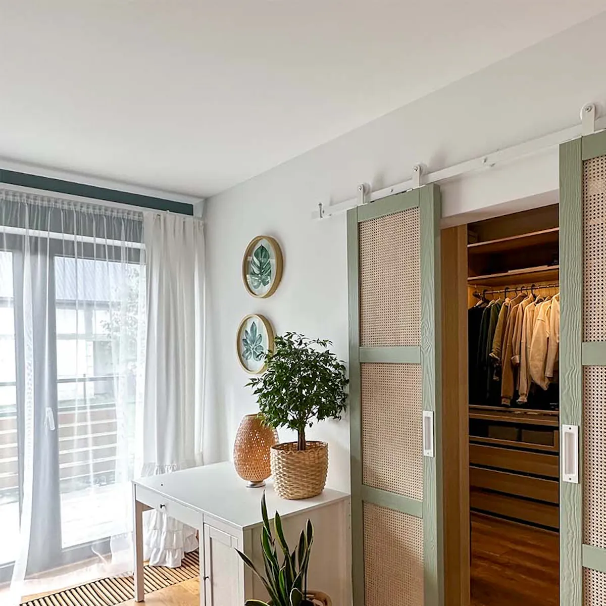 portes doubles en rotin menant au dressing