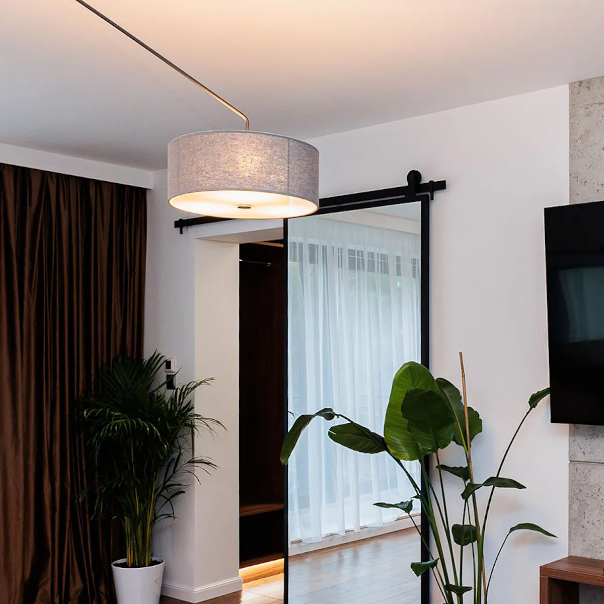 porte coulissante avec miroir dans l'entrée du dressing dans une chambre de style hôtel