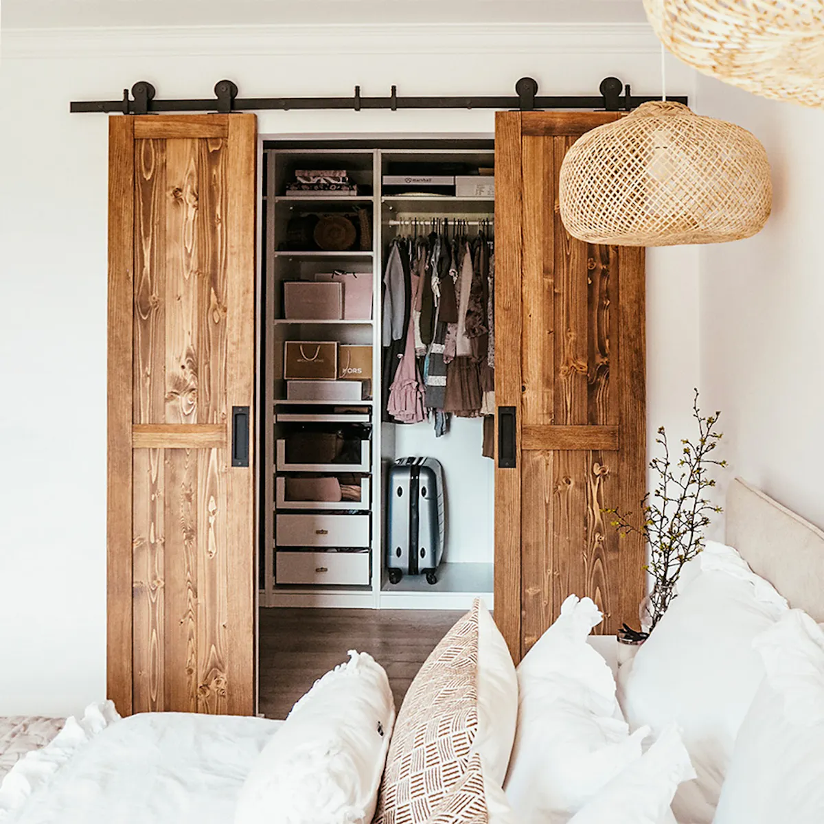 porte coulissante double en bois, armoire dans la chambre, portes coulissantes, bois et blanc, coussins décoratifs pour le lit