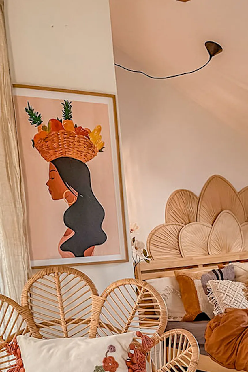 lit en bois avec tête de lit décorative et oreillers boho