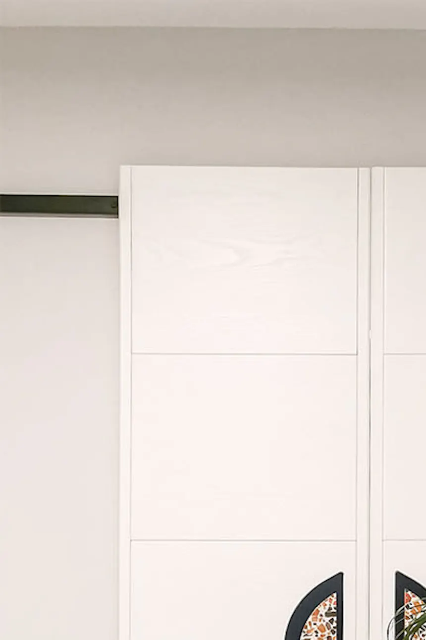 portes coulissantes doubles minimalistes en blanc avec poignées de style terrazzo