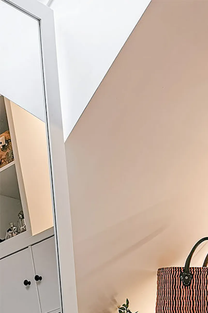 pouf blanc, étagères blanches et étagères dans le dressing