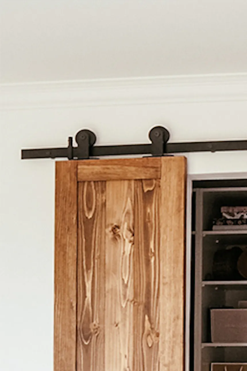 porte ouverte montrant l'intérieur d'un petit dressing dans une chambre de style bohème