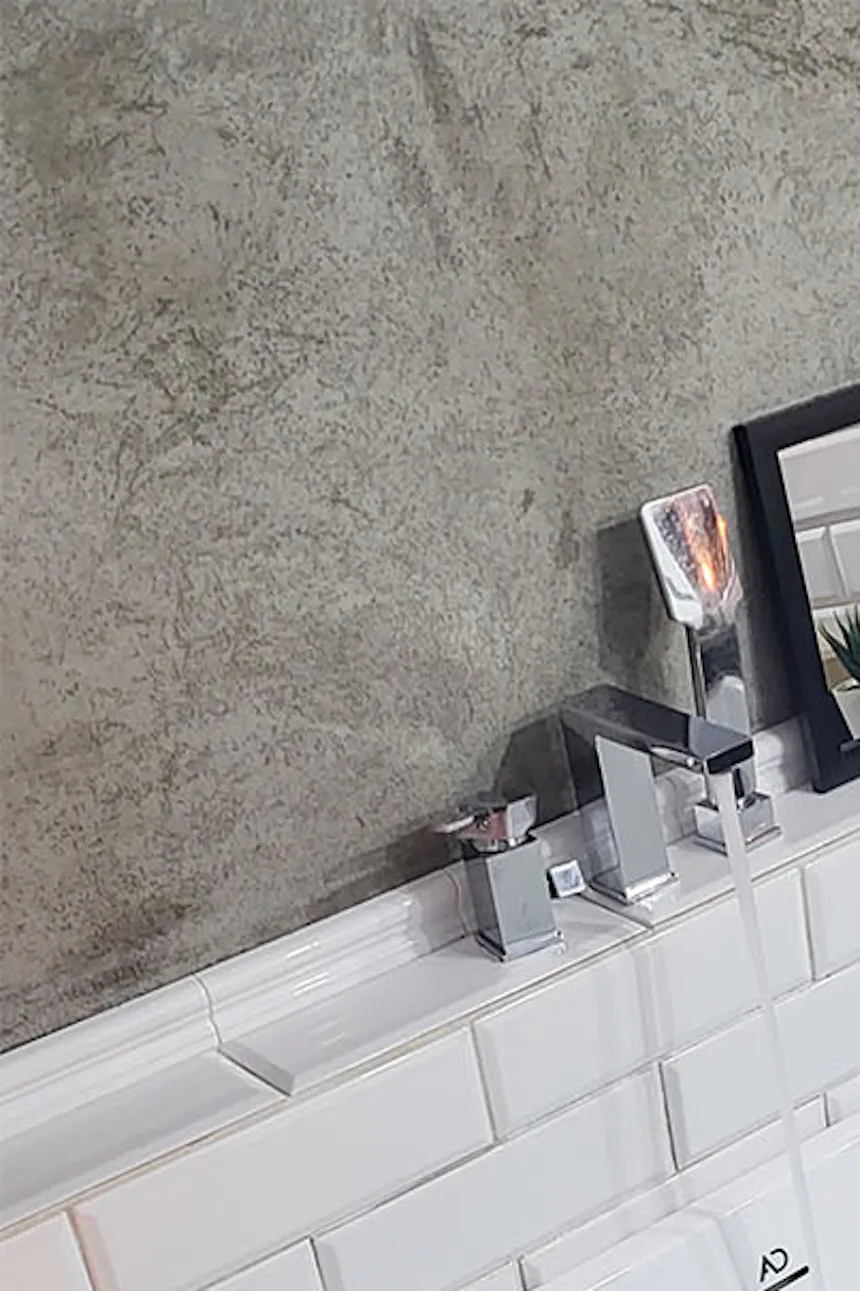 baignoire élégante dans une salle de bain blanche et grise