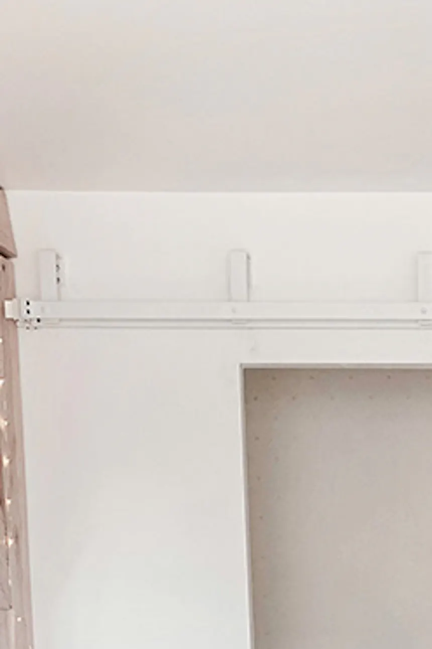 rustic bedroom, wooden sliding door, sliding door, rustic style interior, modern rustic style, barn sliding doors, white sliding system, bypass sliding doors, bypass wall bracket for sliding doors, white rustic chandeliers