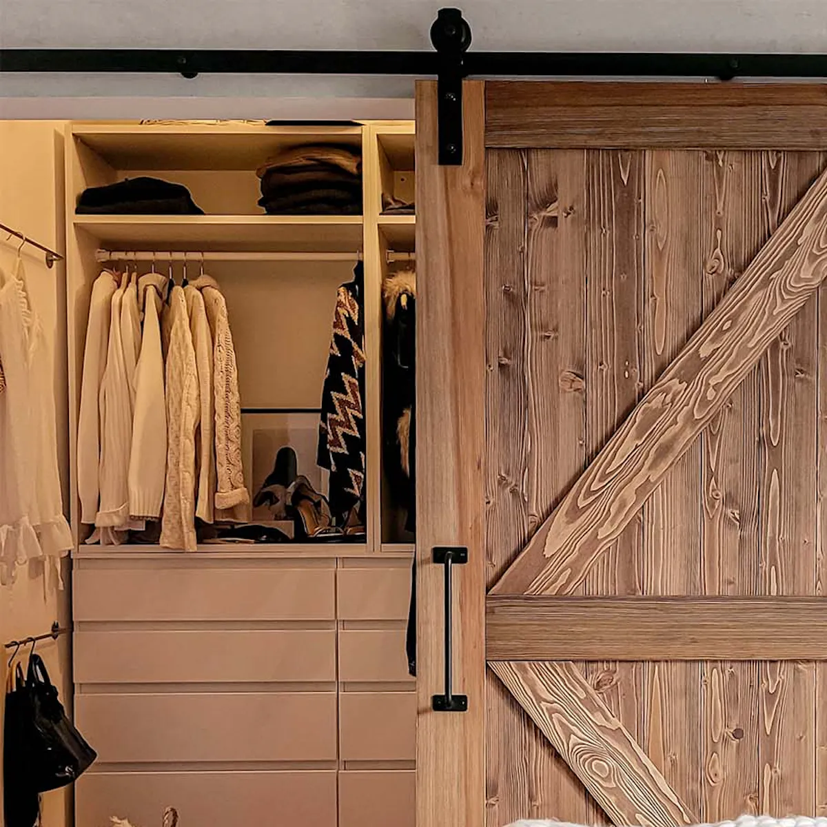 entrée du dressing avec portes coulissantes en bois