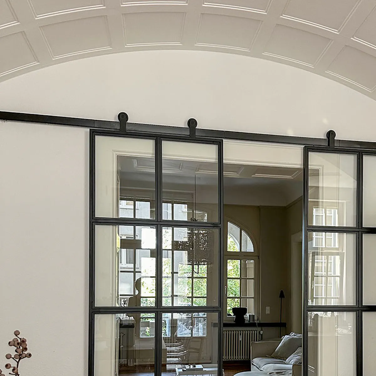 portes coulissantes en verre à deux vantaux menant au salon dans une ancienne maison