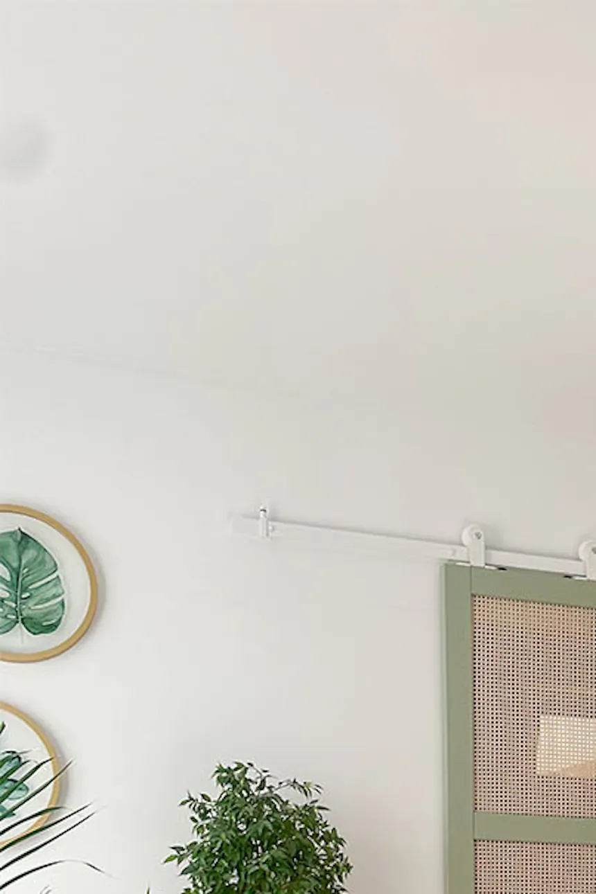 portes en rotin et accessoires en rotin dans la chambre avec armoire