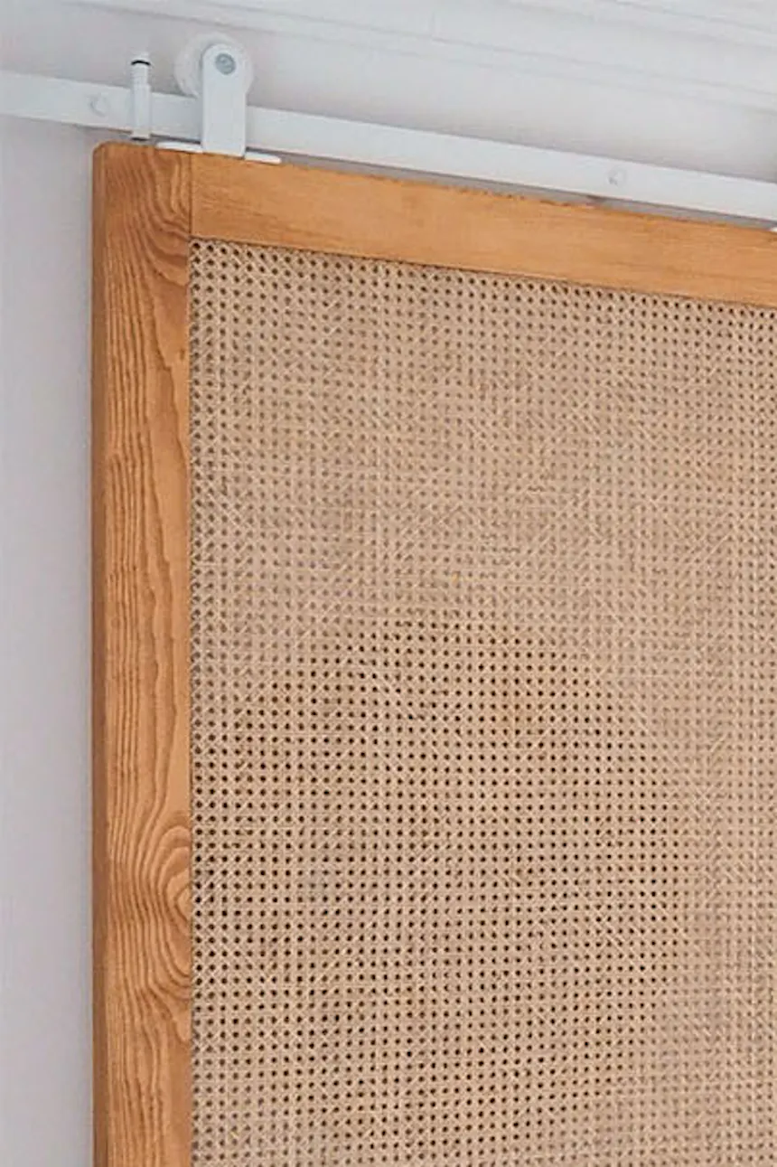 portes coulissantes en rotin pour une petite armoire