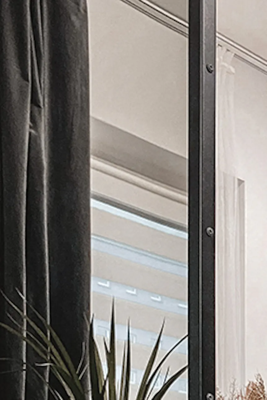 Un dressing décoré dans un style moderne avec une coiffeuse et des meubles blancs