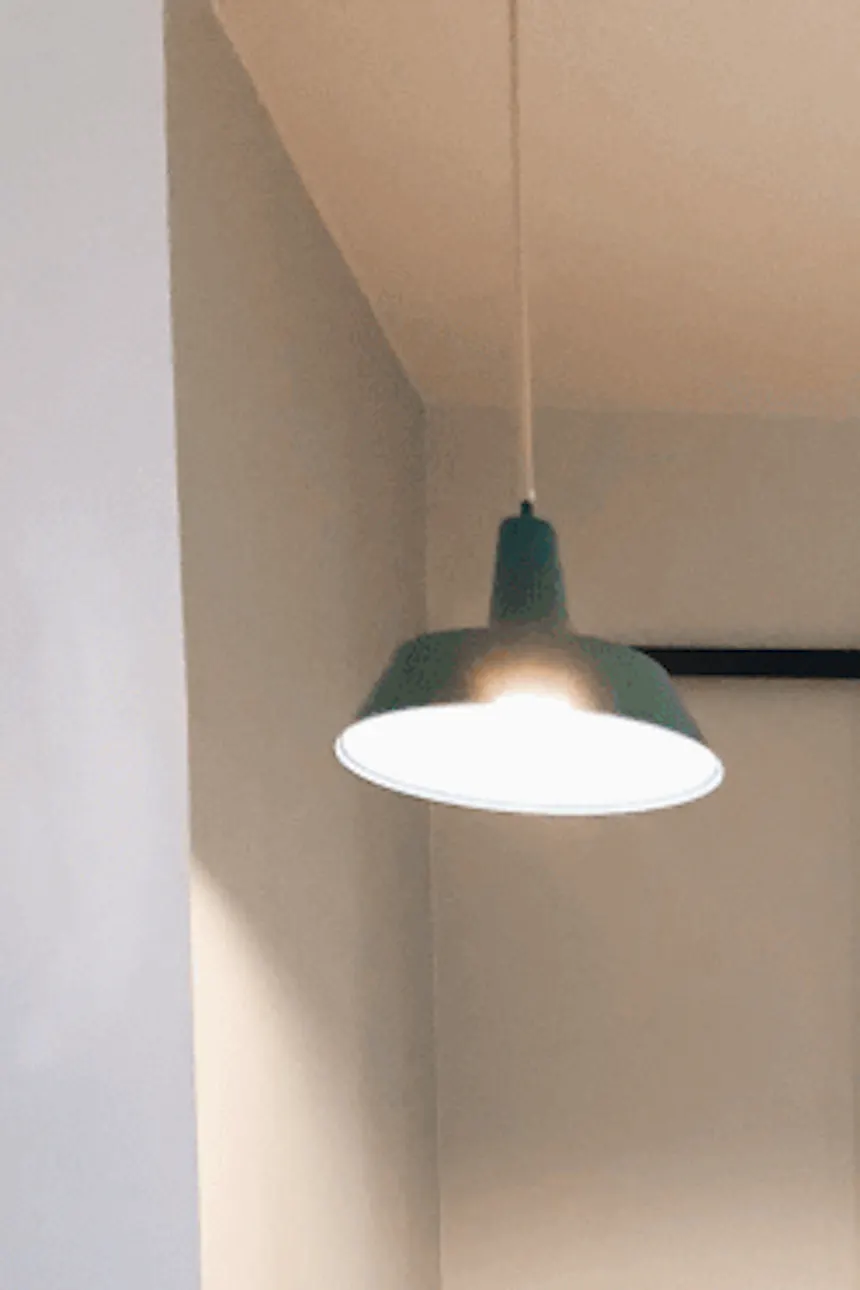 des chaises noires et une table dans un salon décoré dans un style scandinave