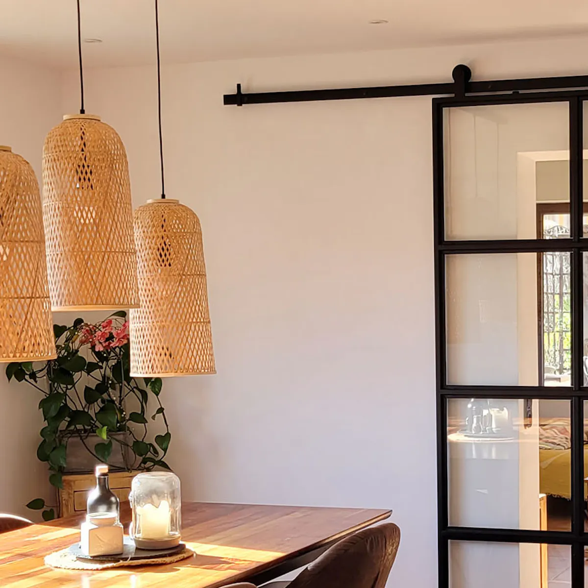 salle à manger reliée au salon par une porte coulissante de style loft