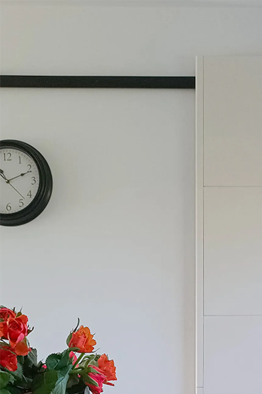 porte coulissante blanche minimaliste pour garde-manger de cuisine