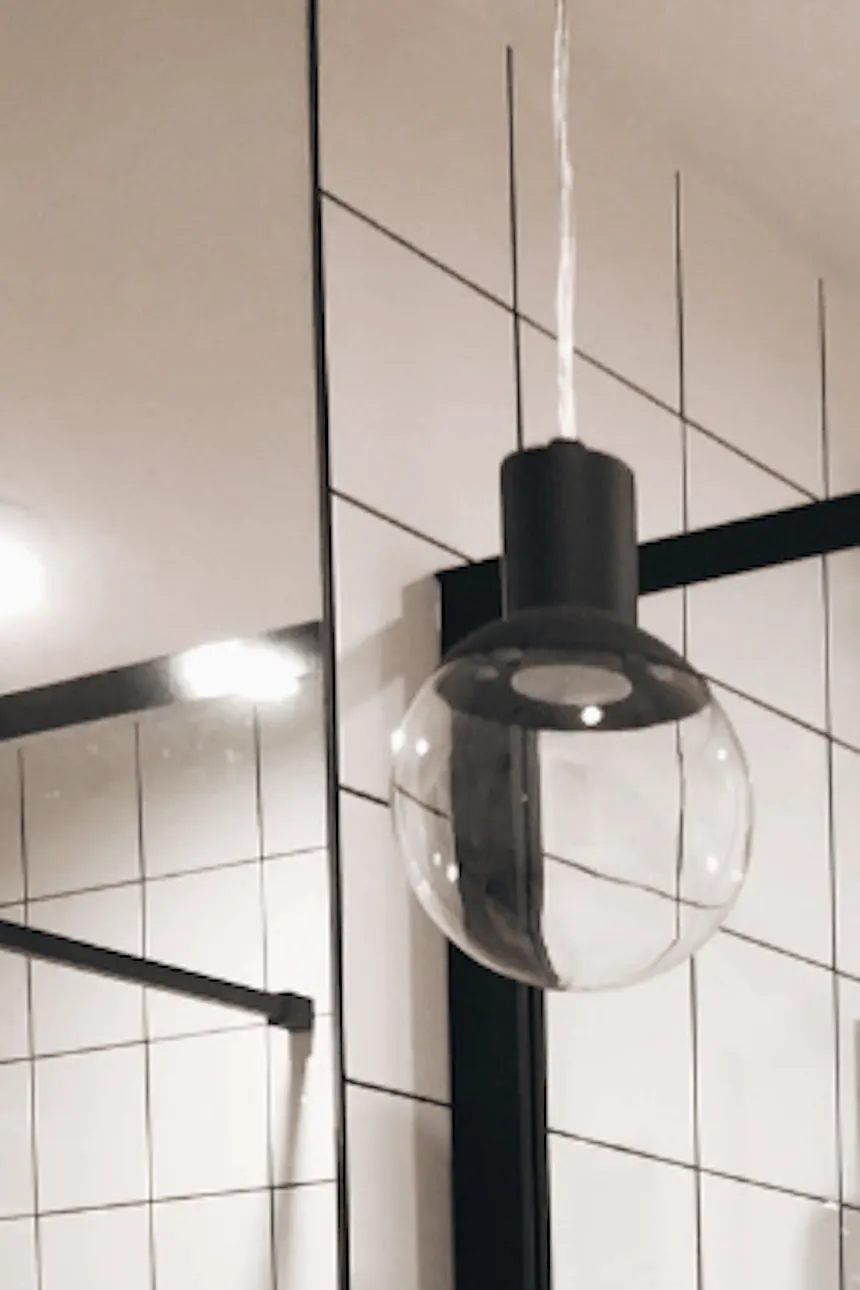 cabine de douche de style loft dans une salle de bain blanche