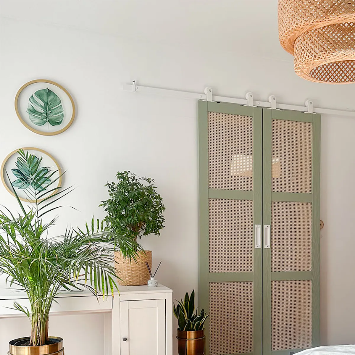 une porte avec un cadre de couleur sauge à côté de la coiffeuse dans la chambre