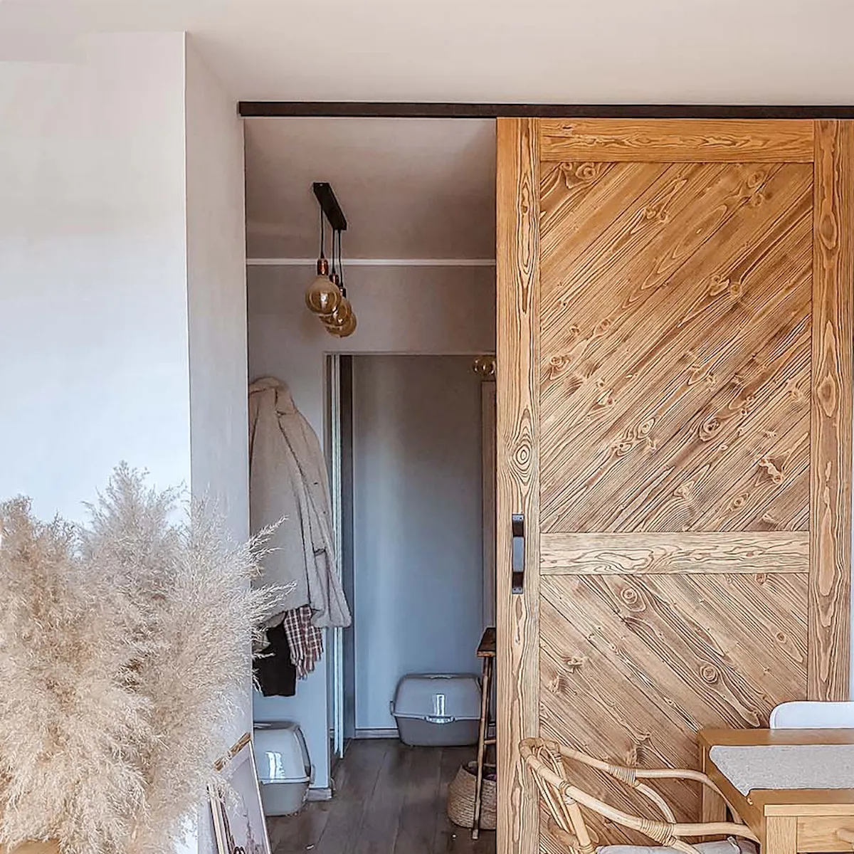 portes coulissantes en bois donnant sur le hall du salon beige