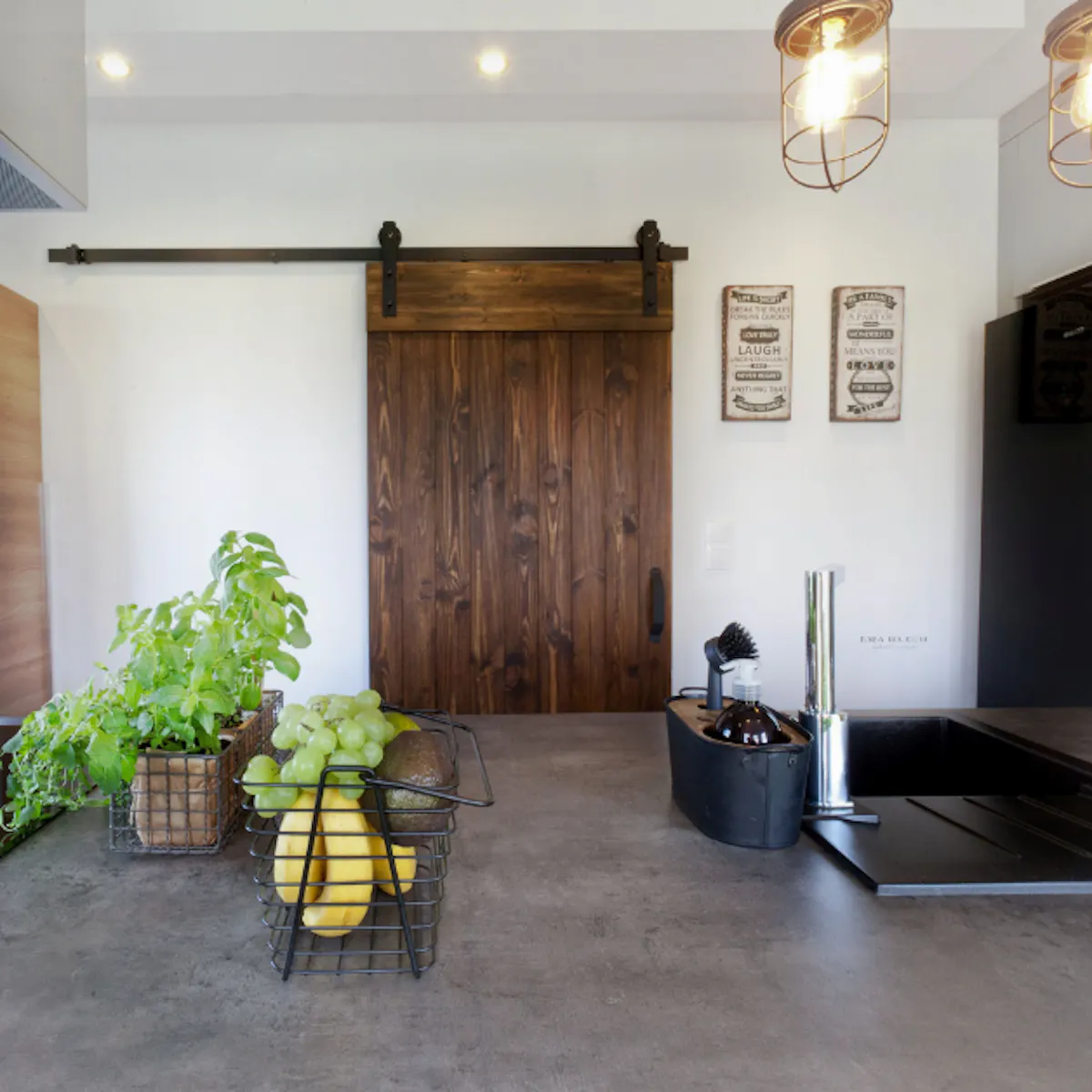 portes coulissantes au garde-manger dans la cuisine spacieuse