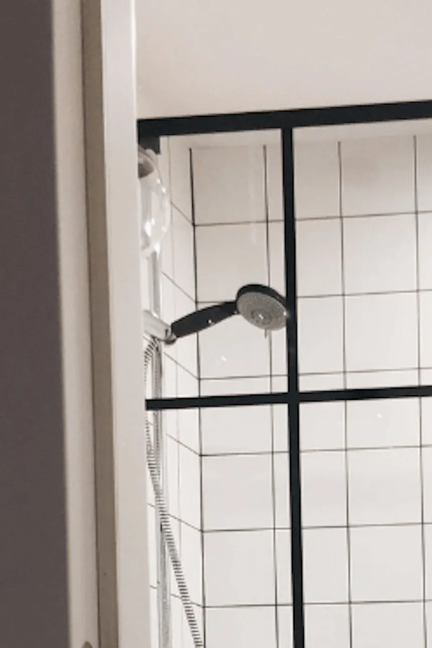 cabine de douche de style loft dans une salle de bain blanche