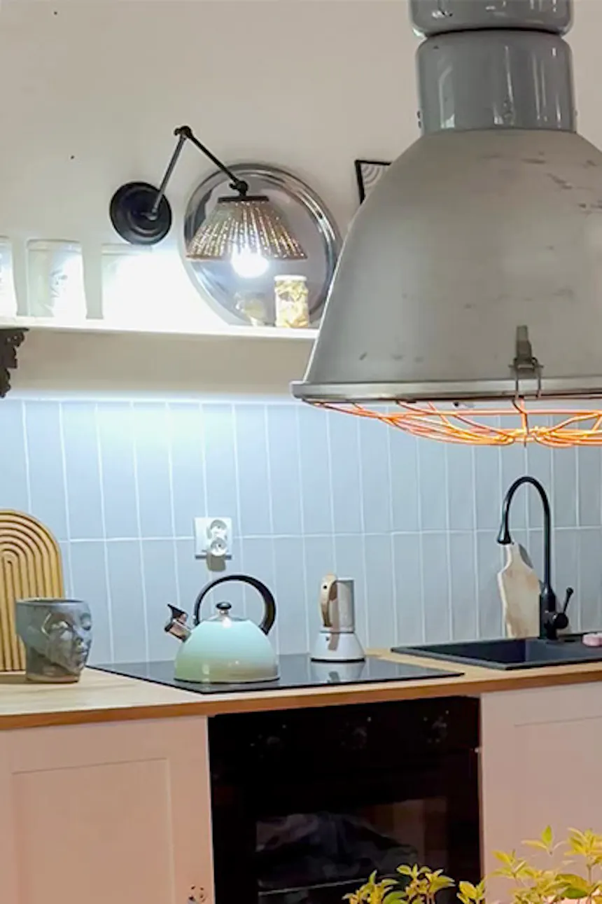 lampes industrielles au dessus de la table de la cuisine