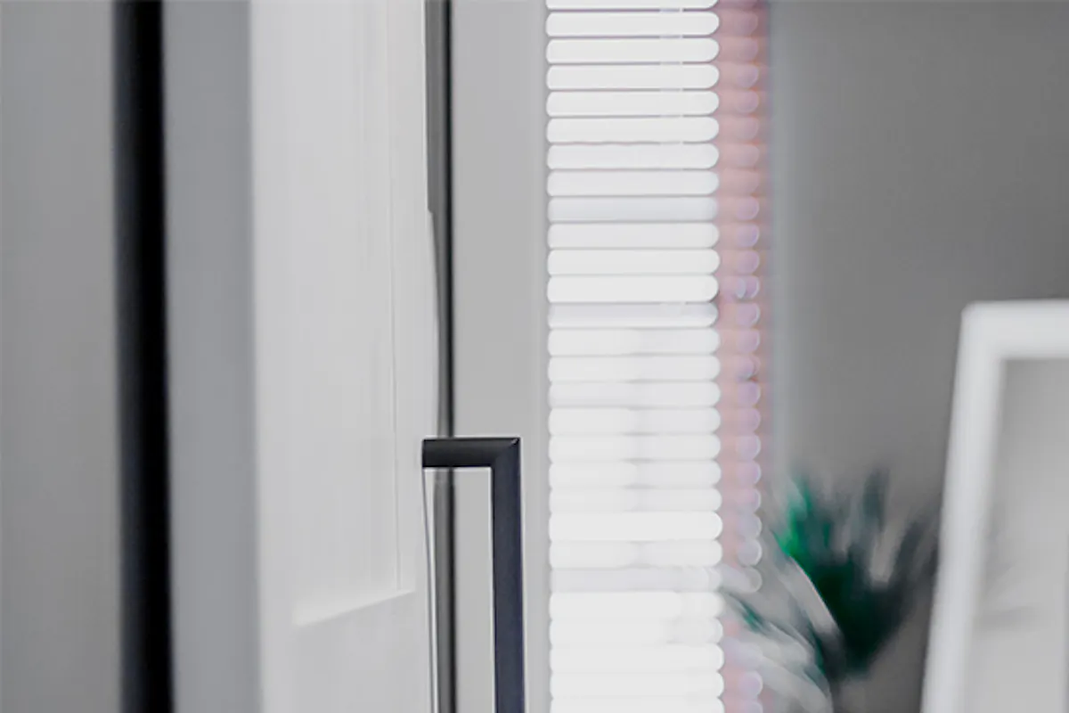 agencement de hall blanc et gris dans un style de ferme moderne