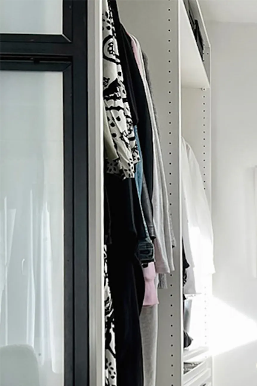 blanc et bois dans le dressing mansardé