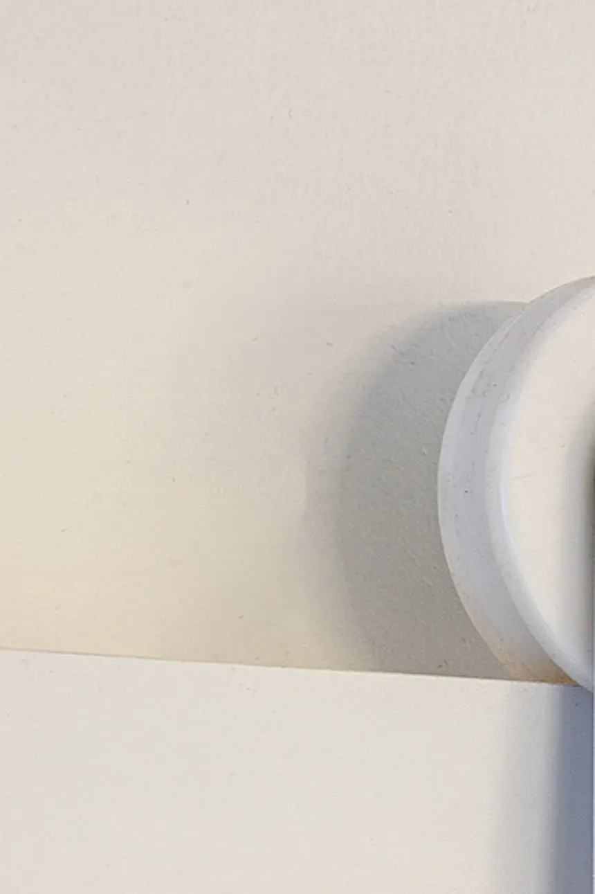 porte coulissante avec un miroir dans un cadre en métal blanc