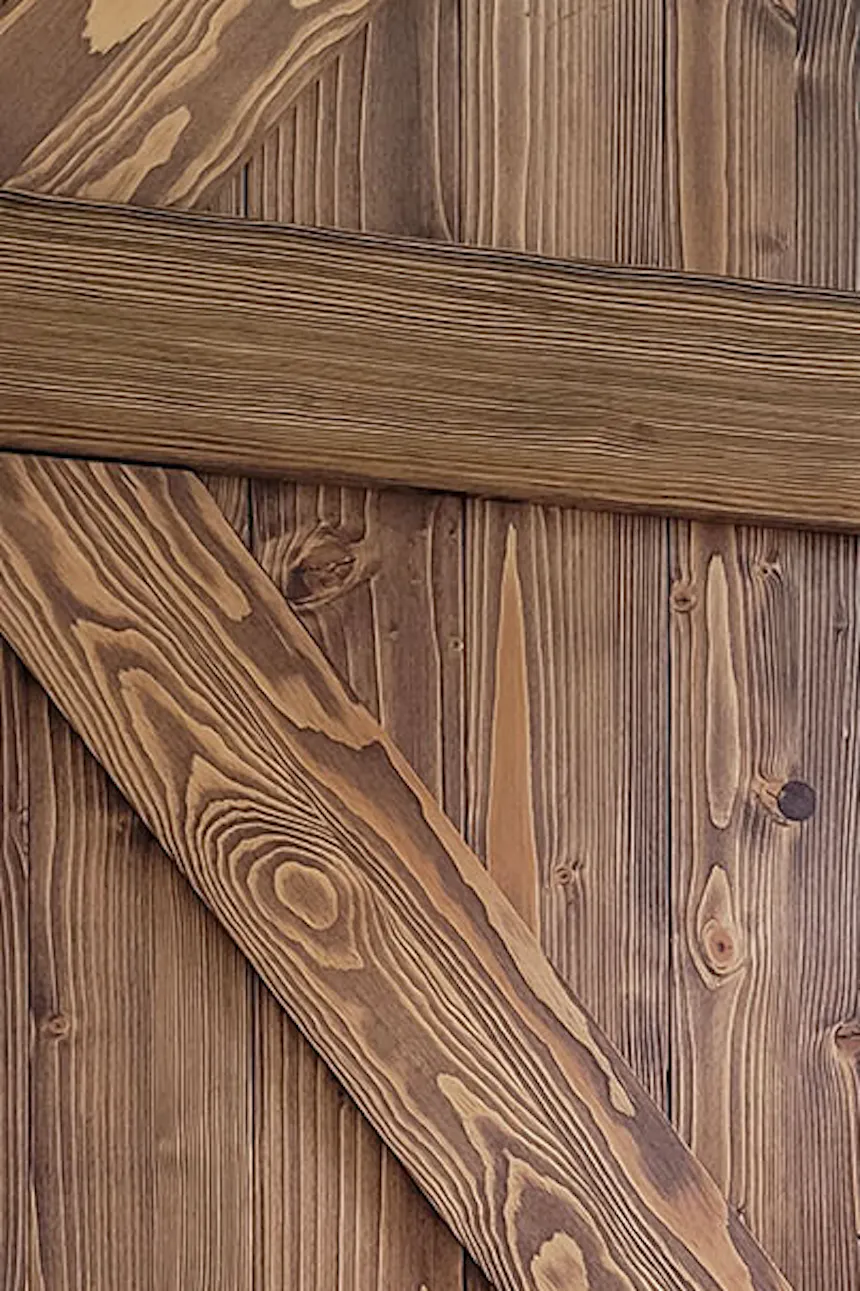 vase sur un tabouret en bois à côté d'une porte en bois massif