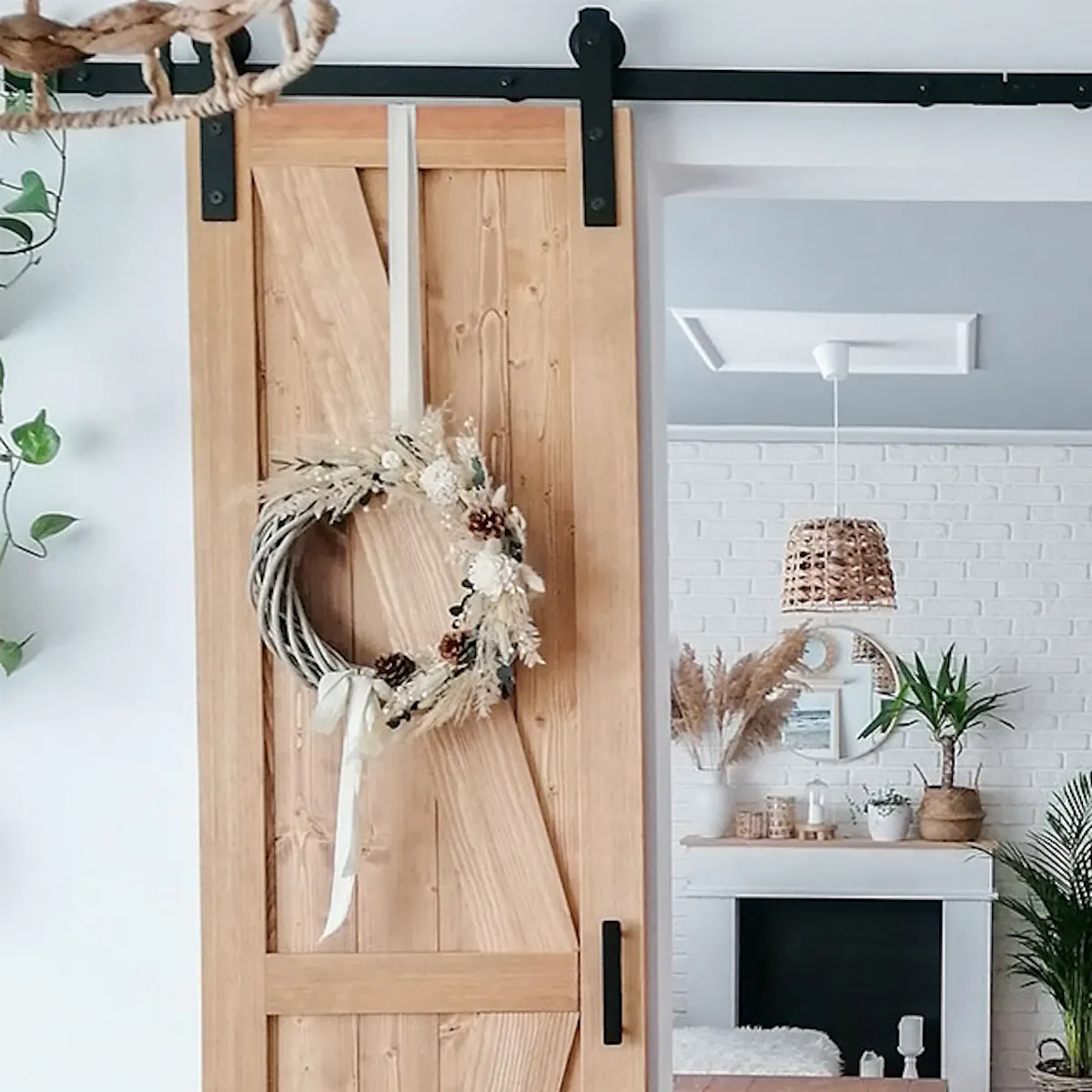 portes coulissantes en bois dans le couloir entre la cuisine et le salon