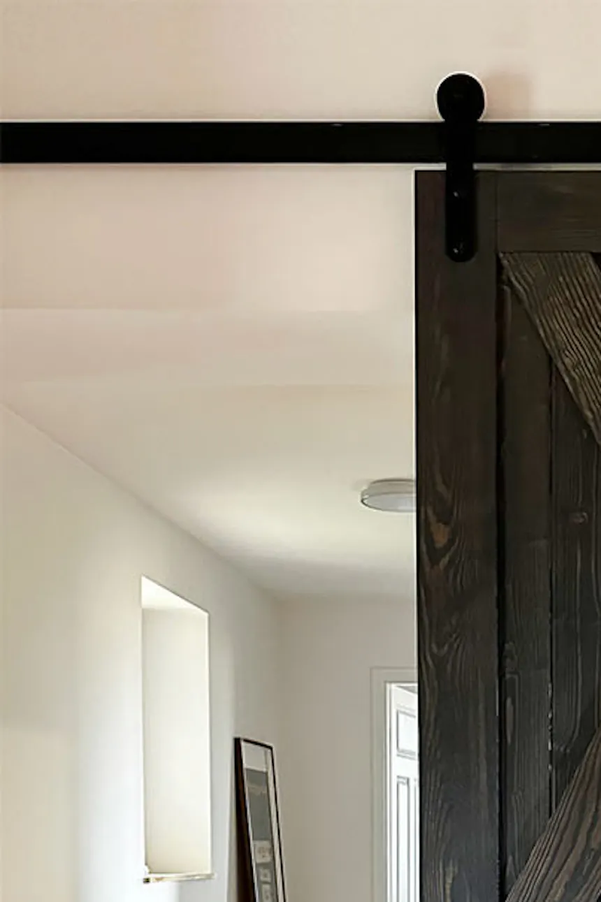 porte coulissante en bois massif noir