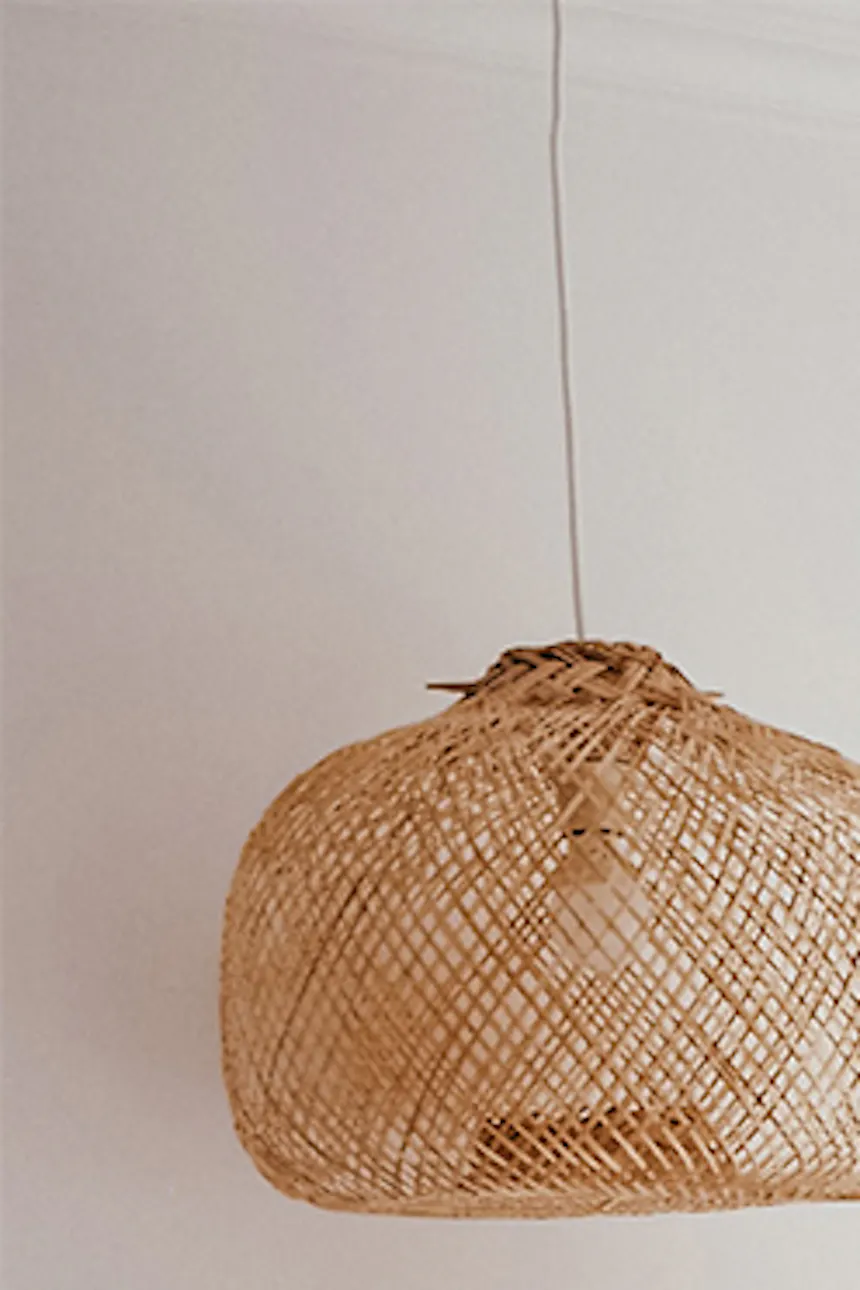 oreillers décoratifs de style bohème dans une chambre décorée en beige naturel